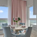 Magellana Glamour & Hill View By Downtown *